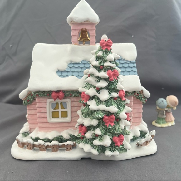 Precious Moments Christmas Village Collection - Picture 14 of 15